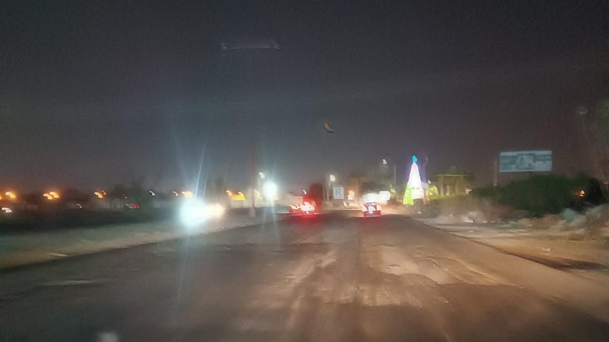 Fallo. El único brillo que se observa es el de los carros.