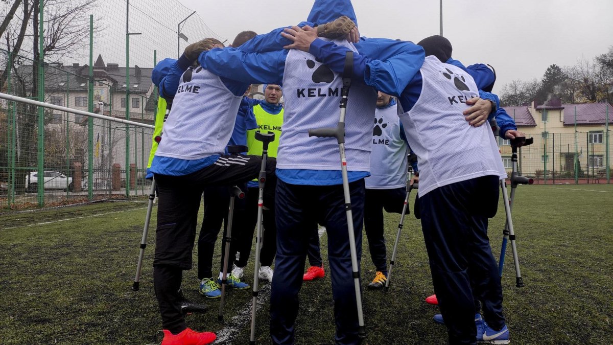 El grupo de amputados ucranianos entrena a diario por 35 minutos y ya empezó a recibir a integrantes de otras partes del país.
