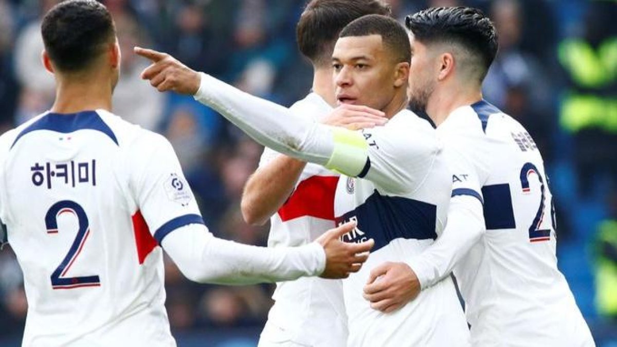 Kylian Mbappé (c) abrió la cuenta al minuto 23, en el 2-0 del PSG sobre Le Havre.