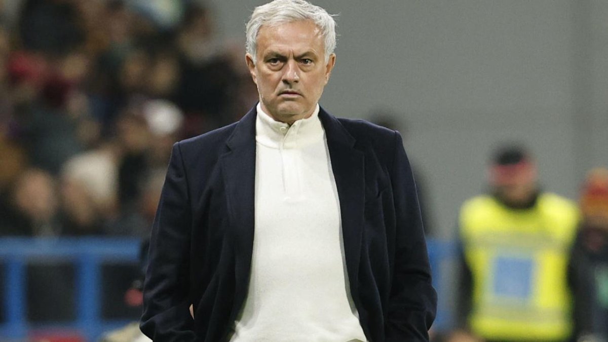 El entrenador de la Roma José Mourinho observa durante el partido de fútbol de la Serie A italiana entre Sassuolo vs Roma.