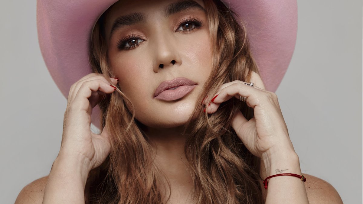 Paola Jara está presentando su canción Lo que no sirve, estorba, junto con Chiquis Rivera.