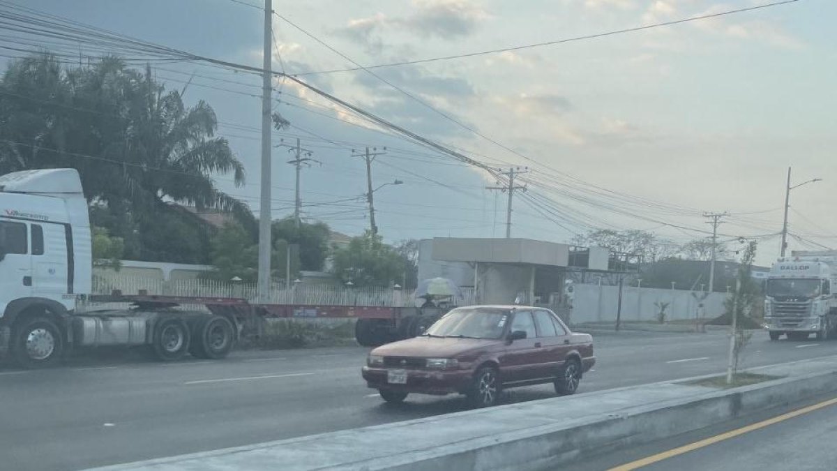 Infracción. Vehículos se estacionan en plena vía sin espacio de parqueo.