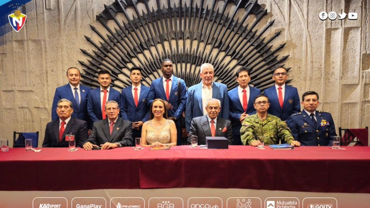 Parte de la directiva, junto a jugadores y cuerpo técnico, durante una de las últimas presentaciones grupales que hace poco tuvieron en el aniversario de una revista.