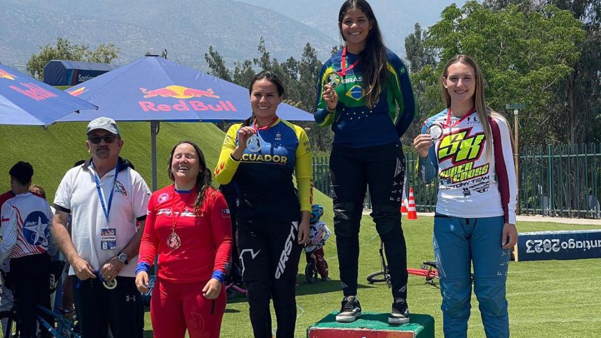 El oro fue para la brasileña Paola Santos (c-d) y el bronce para Vineta Petersone (d) de Letonia.