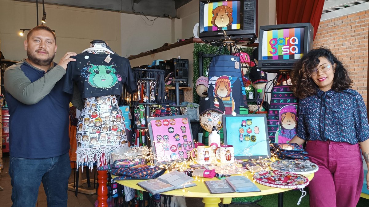 Cristóbal Cajas y Verónica Molina impulsan a través de su marca ‘Garasa’ y su personaje el cuy la cultura e identidad cuencana.
