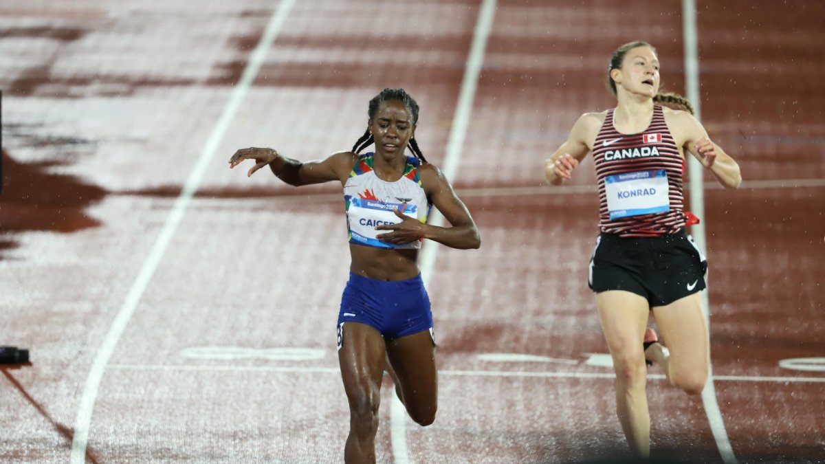 Archivo. Caicedo (i) se adjudicó la medalla de plata en los 400 metros planos en los Juegos Panamericanos de Santiago.