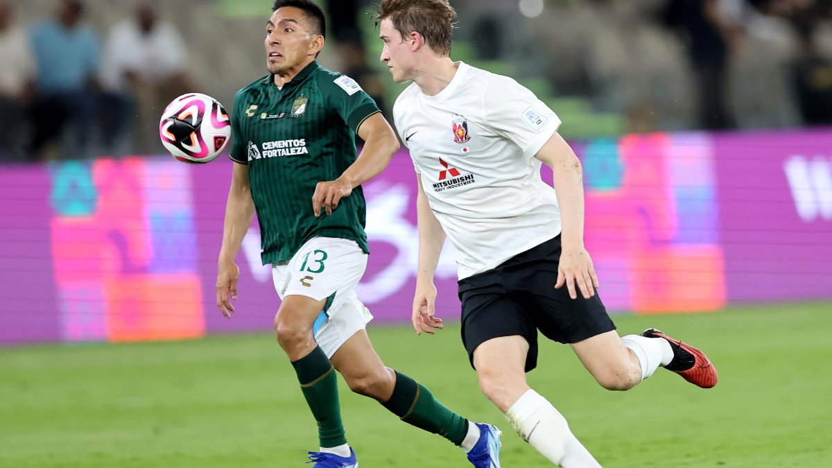 El ecuatoriano Ángel Mena (i) realizó su debut en un Mundial de Clubes.