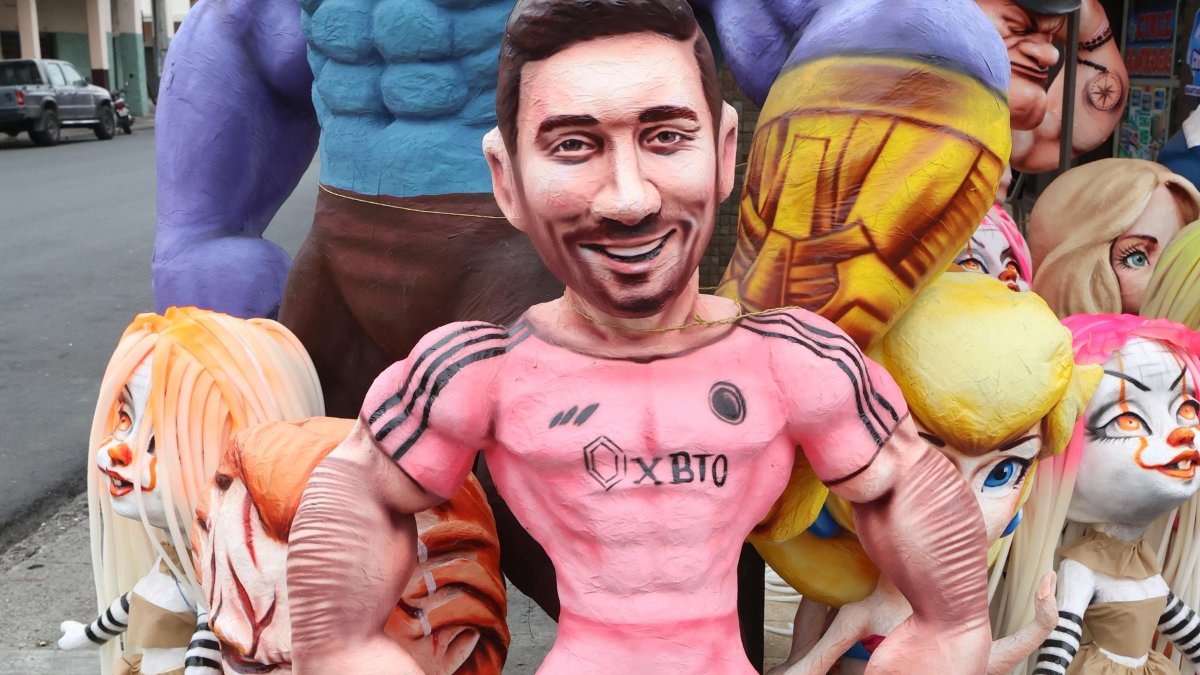 Una de las muestras de los Messi que se venden en la tradicional calle Seis de Marzo, de Guayaquil.