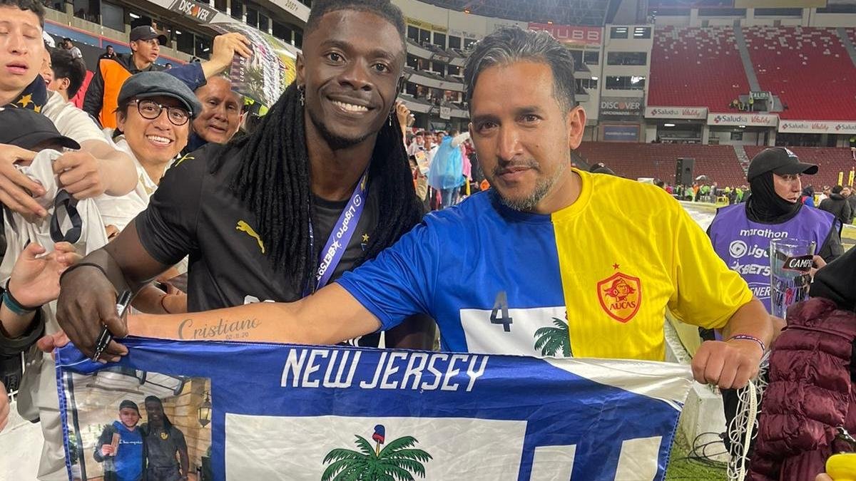 Luis Padilla junto a Ricardo Adé, quien lo hizo entrar a la cancha para festejar el título de LigaPro.