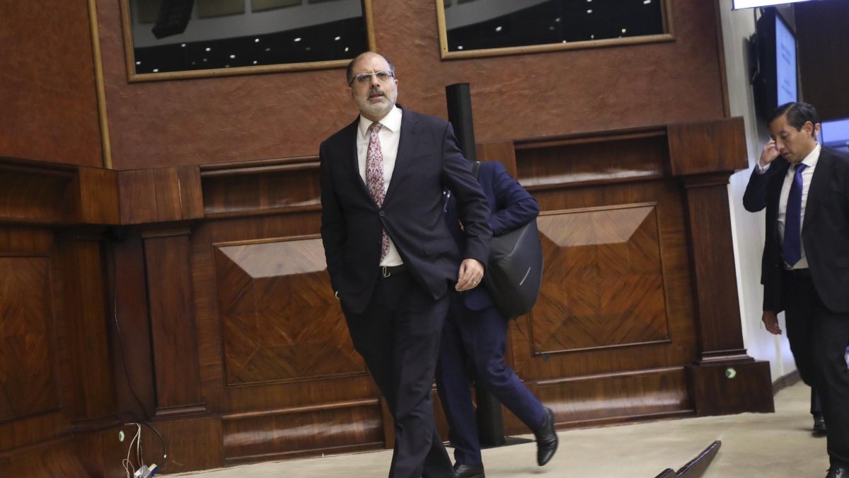 Kronfle sostiene que, en un inicio, no estaba dispuesto a convocar la sesión.