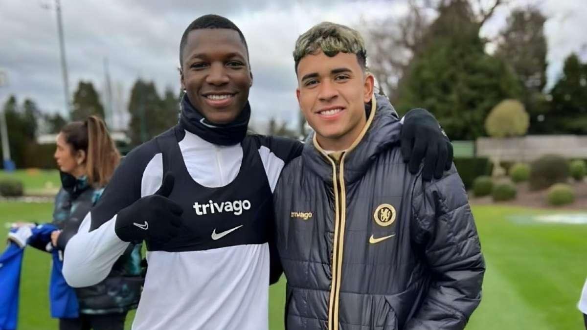 Kendry Páez fue 'apadrinado' por Moisés Caicedo en el entrenamiento de Chelsea.