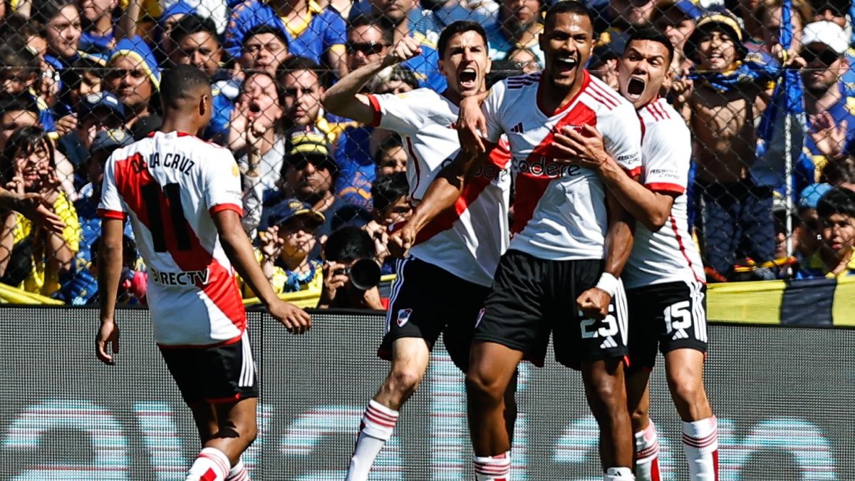 Rondón festeja un gol en la Bombonera ante Boca Juniors, el máximo rival en la historia de River Plate.