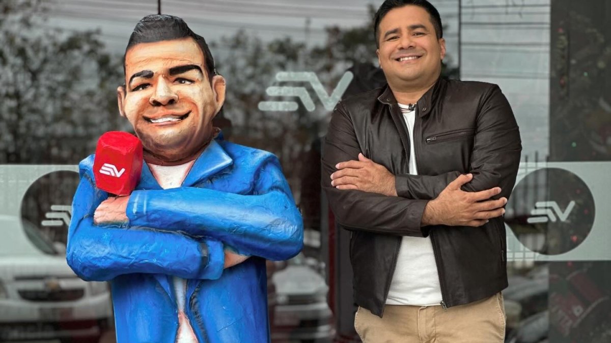 Henry Bustamante junto a su Año viejo.