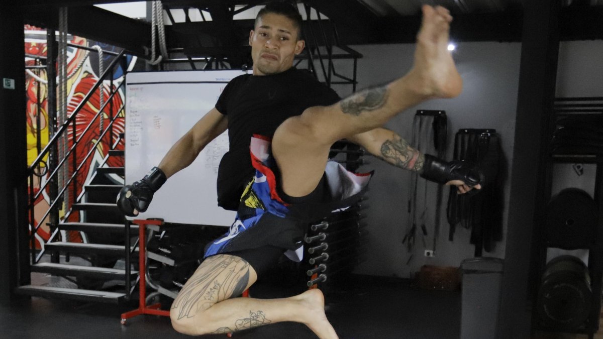 Alejandro tras uno de sus combates en Colombia, donde mantiene un envidiable invicto de cero derrotas registradas.