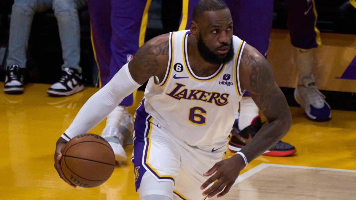 LeBrone James, con los Lakers, protagonizará uno de los cruces más esperados de la noche cuando enfrente a Stephen Curry de los Warriors.