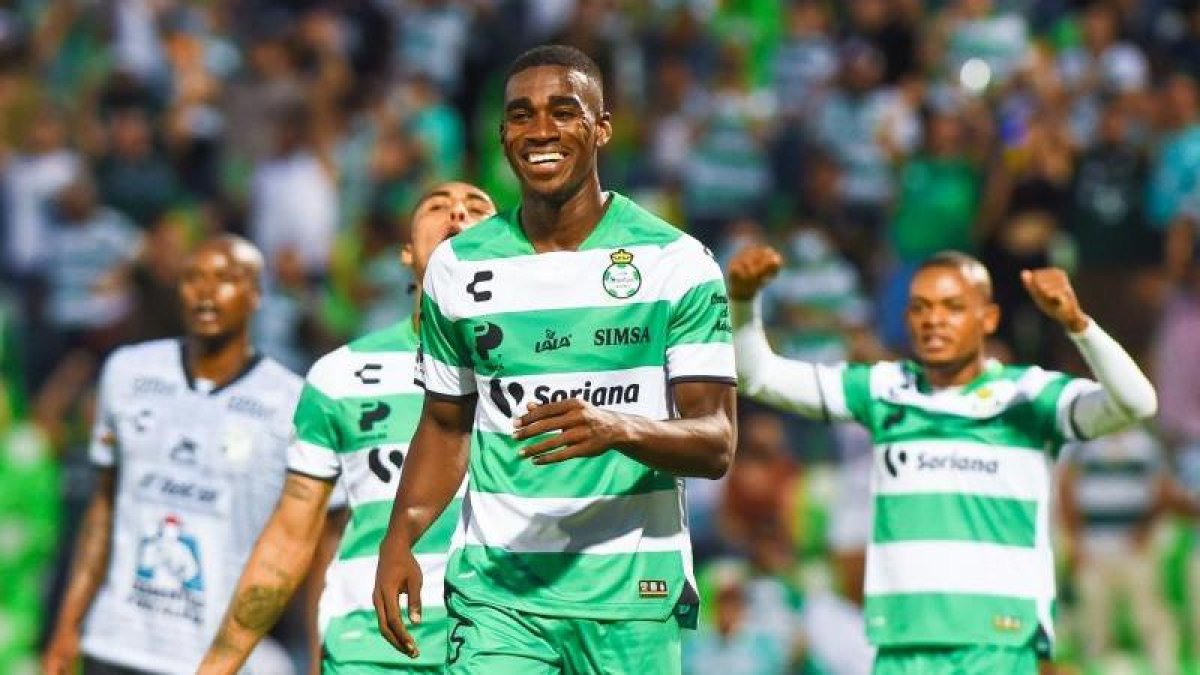 Félix Torres jugaría en Corinthias luego de varias temporadas en Santos