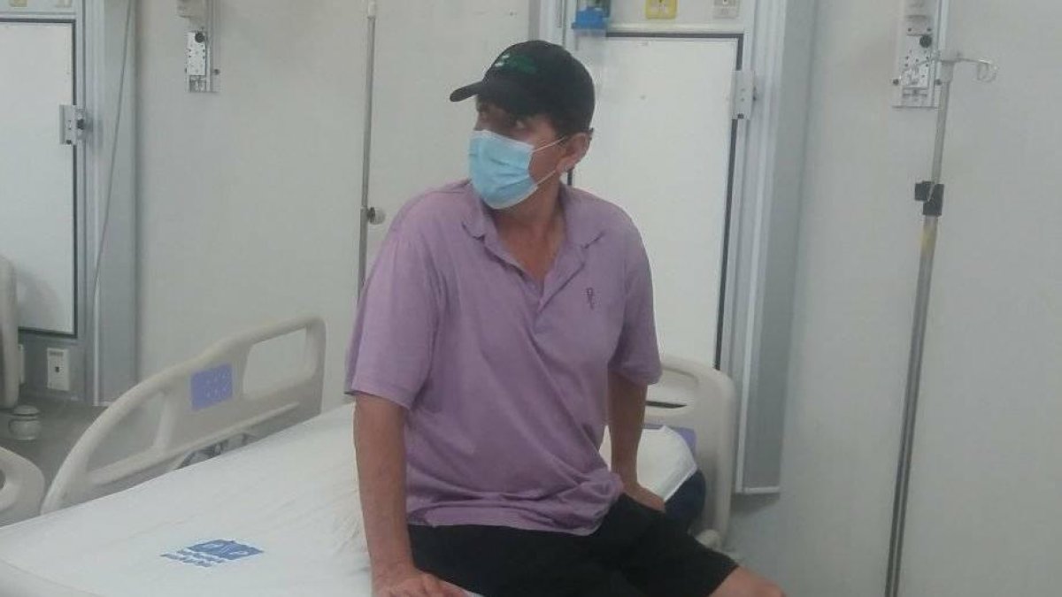 Simón Parra, está peleando el partido más duro de su vida.