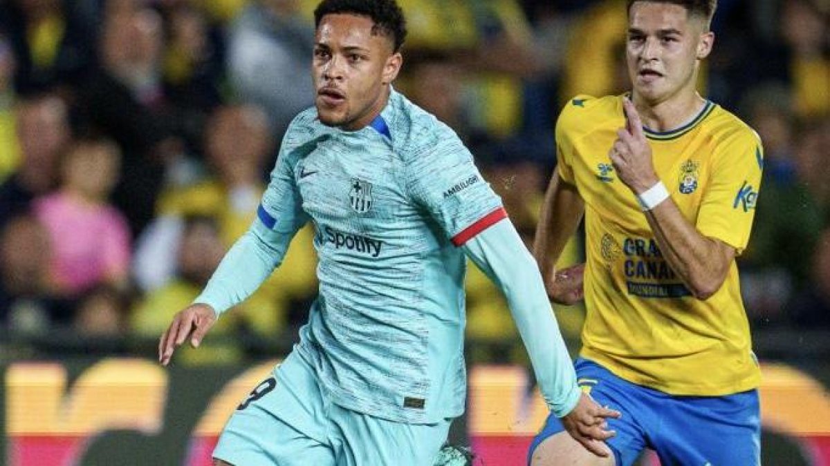 Roque (i) vistiendo la blusa blaugrana en sus primeros minutos como culé.