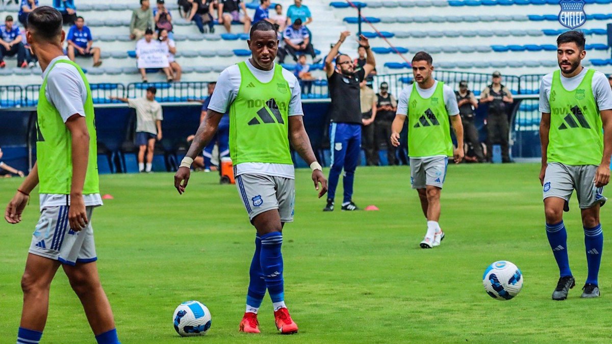 Jugadores de Emelec durante trabajos precompetitivos en el estadio George Capwell.