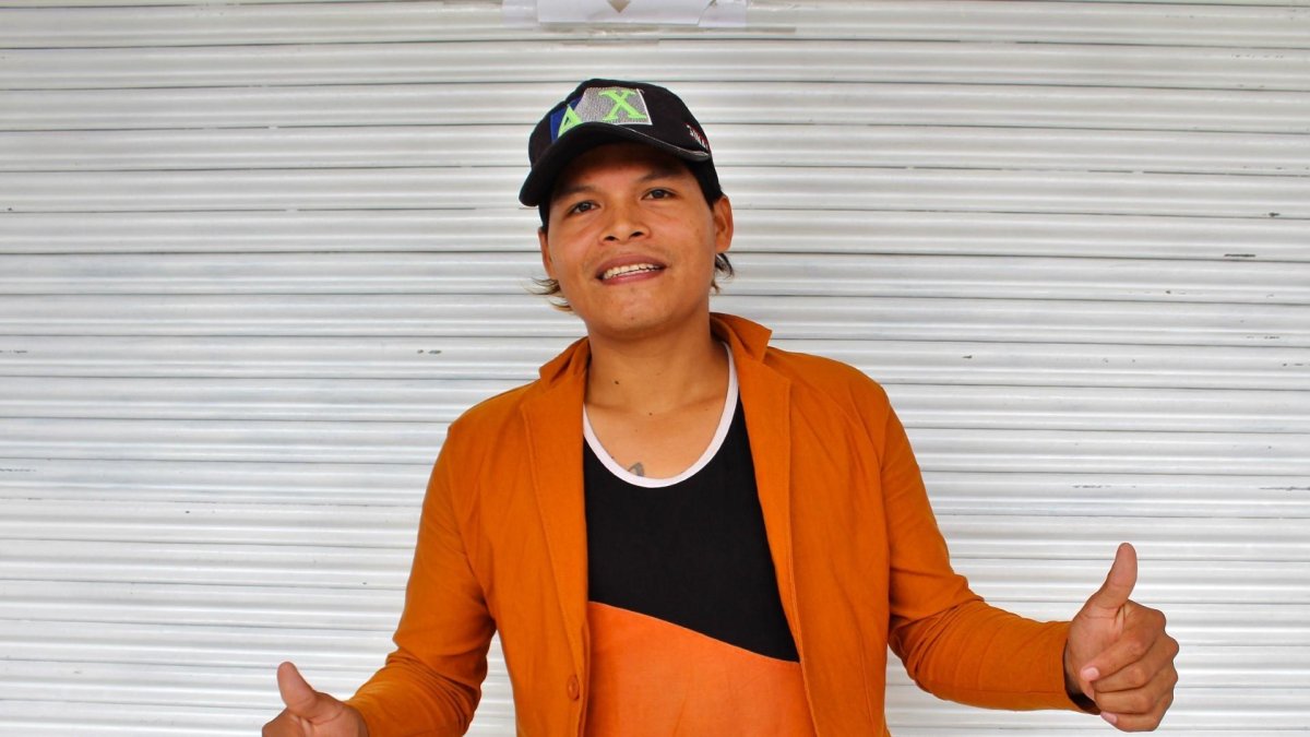 Edwin Son, el cantante que pone a bailar a los chachis con su música.