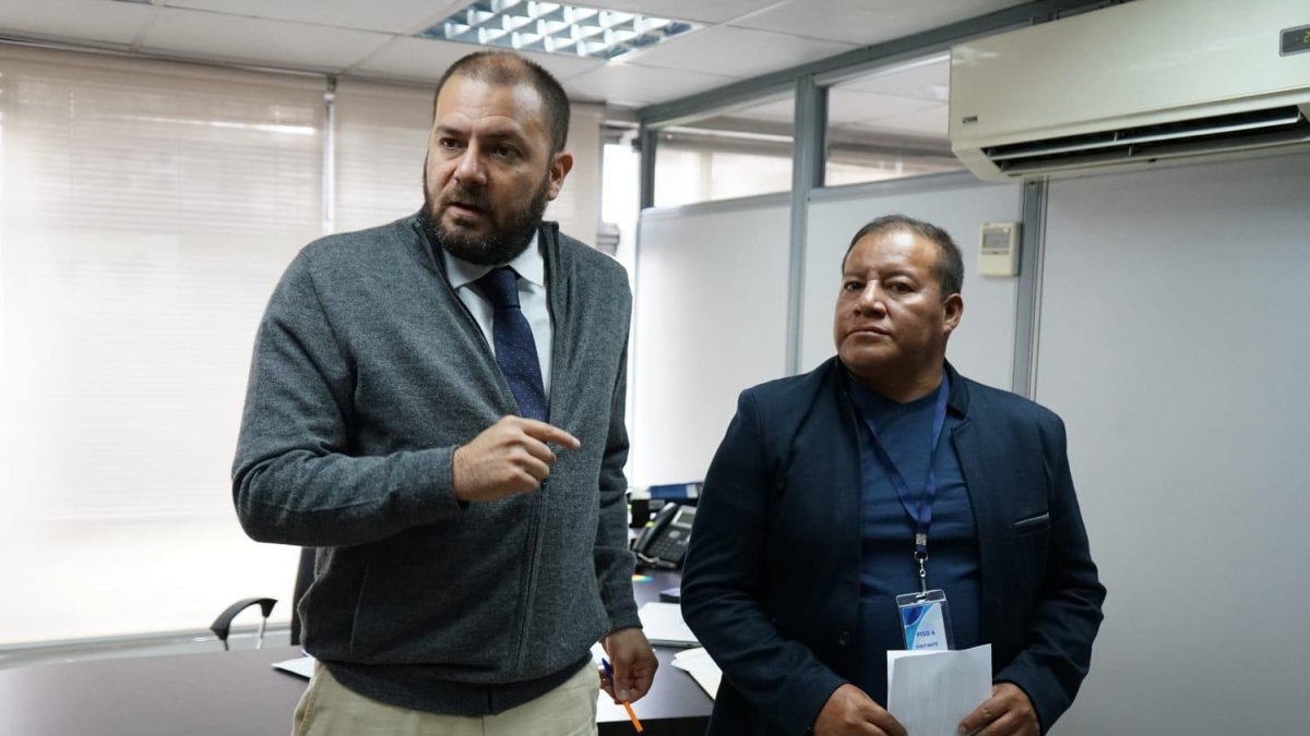 El consejero Juan Esteban Guarderas (i) se principalizó cuando Alembert Vera fue destituido de su cargo.