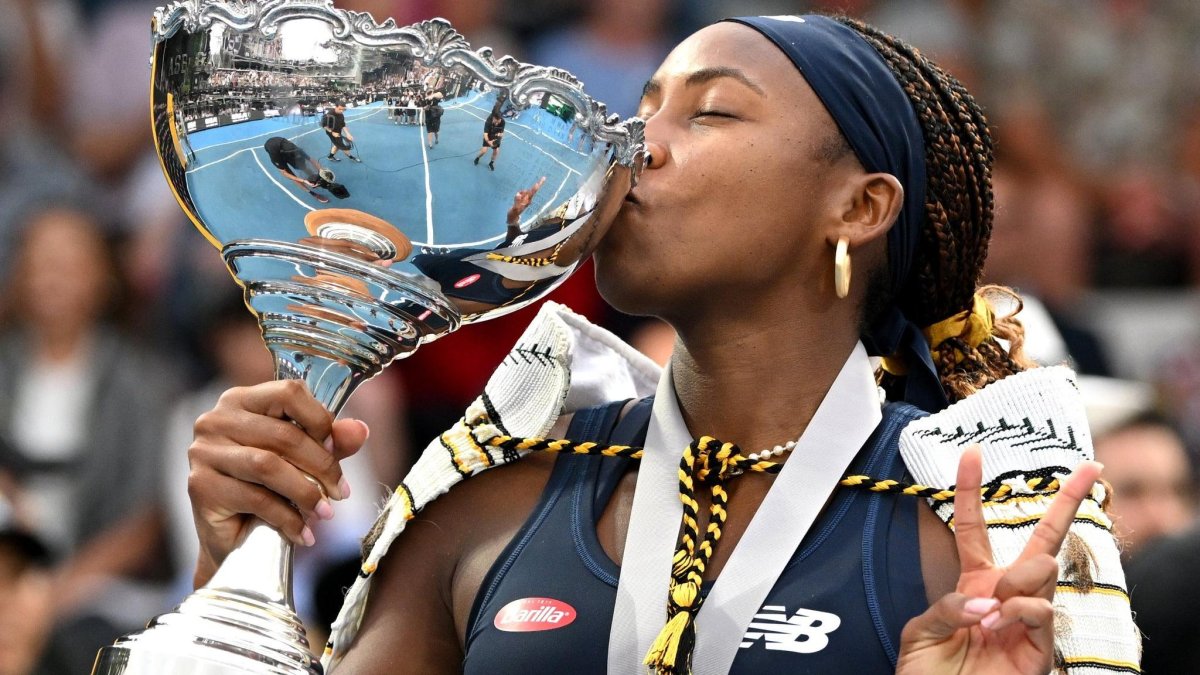 Gauff celebra con el trofeo, tras vencer a Elina Svitolina por 6-7 (4), 6-3 y 6-3,