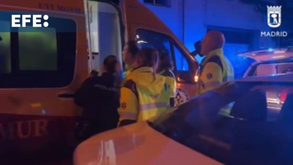 Imagenes de los paramédicos trasladando al jóven herido.