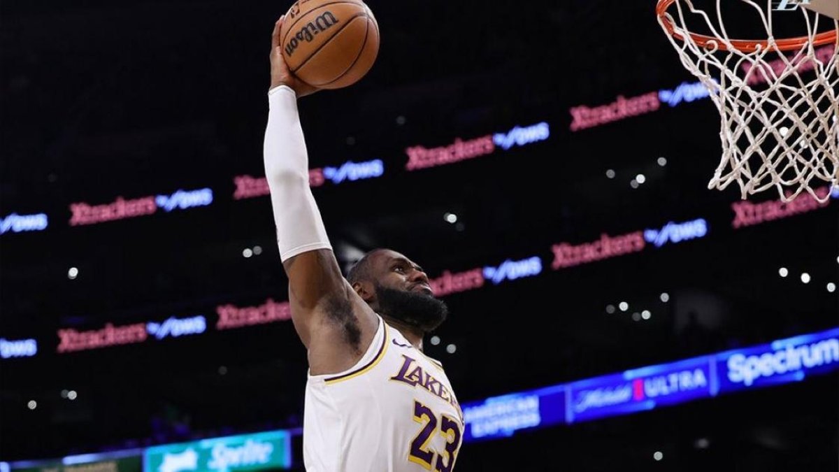 25 puntos, 8 rebotes y 7 asistencias completó The King James.