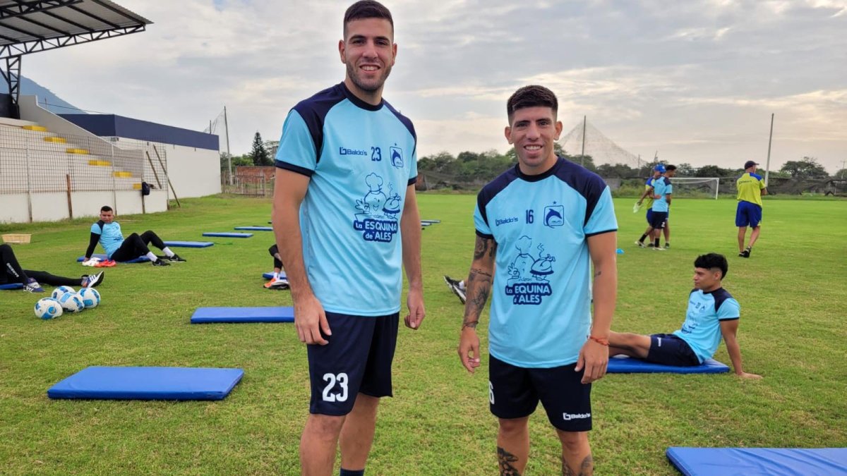 Messiniti (i) y Oyola, argentinos que defienden los colores cetáceos.