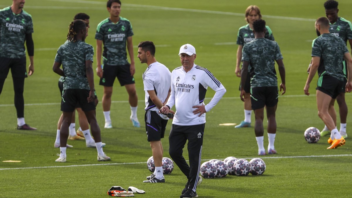 Ancelotti (C) dirige una práctica del Madrid.