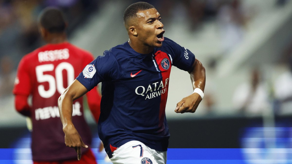 Kylian Mbappé, de Paris Saint-Germain, celebra tras marcar un gol.