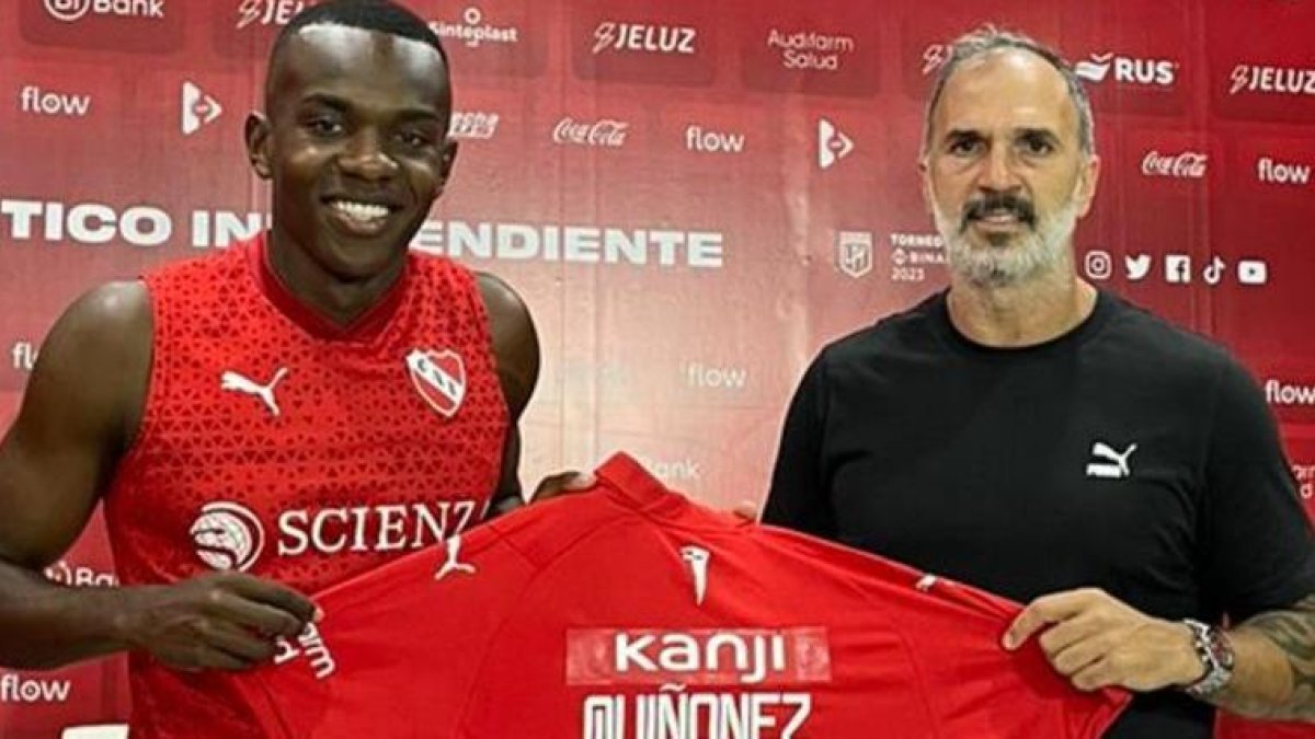 Jhonny Quiñónez (i) fimó con Independiente hasta la temporada 2026