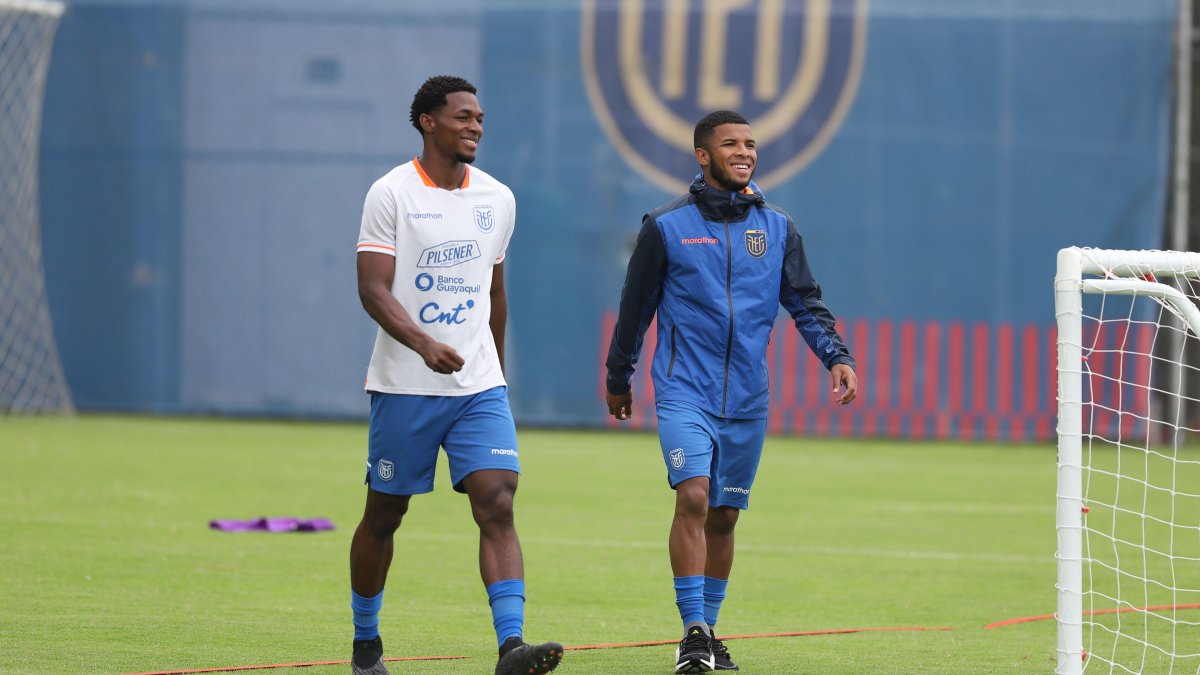 Pedro Vite (d) confesó que está feliz por poder defender al combinado nacional en el Preolímpico. Él y Justin Cuero (i) se perfilan como titulares en la selección.