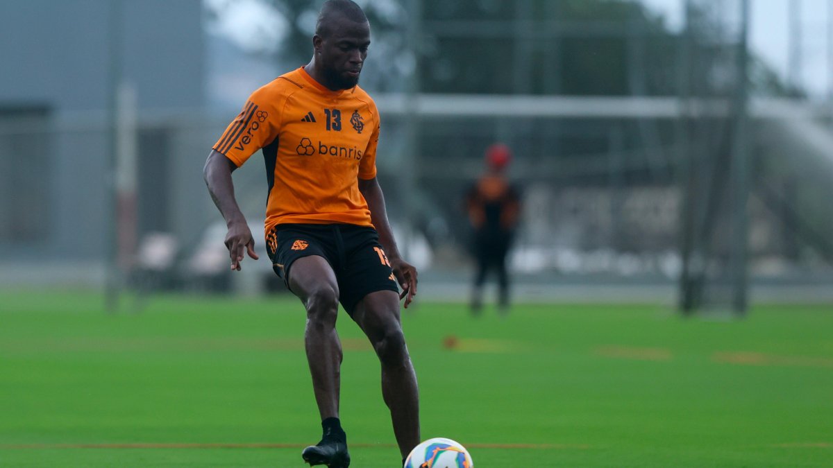 Superman Valencia hace trabajos con balón durante la pretemporada del Inter de Porto Alegre.
