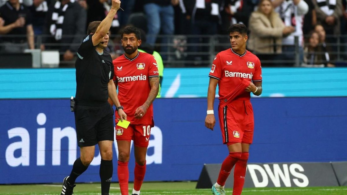 Piero Hincapié (d) defiende su puesto de titular con Bayer Leverkusen