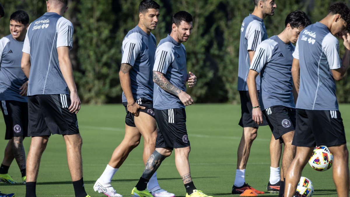 Luis Suárez (c-i) y Lionel Messi (c-d) participan en el primer entrenamiento de la pretemporada del Inter Miami 2024.