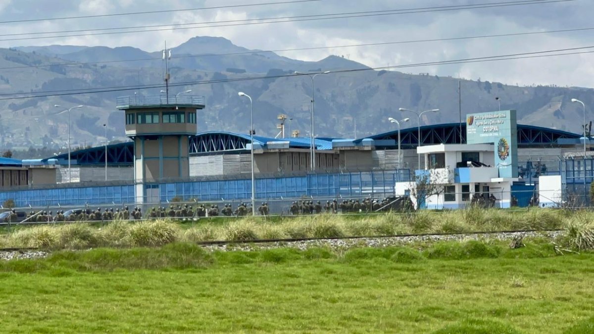 Acceso. Cerca de mil militares ingresaron a la cárcel de Cotopaxi luego de la liberación de los rehenes.