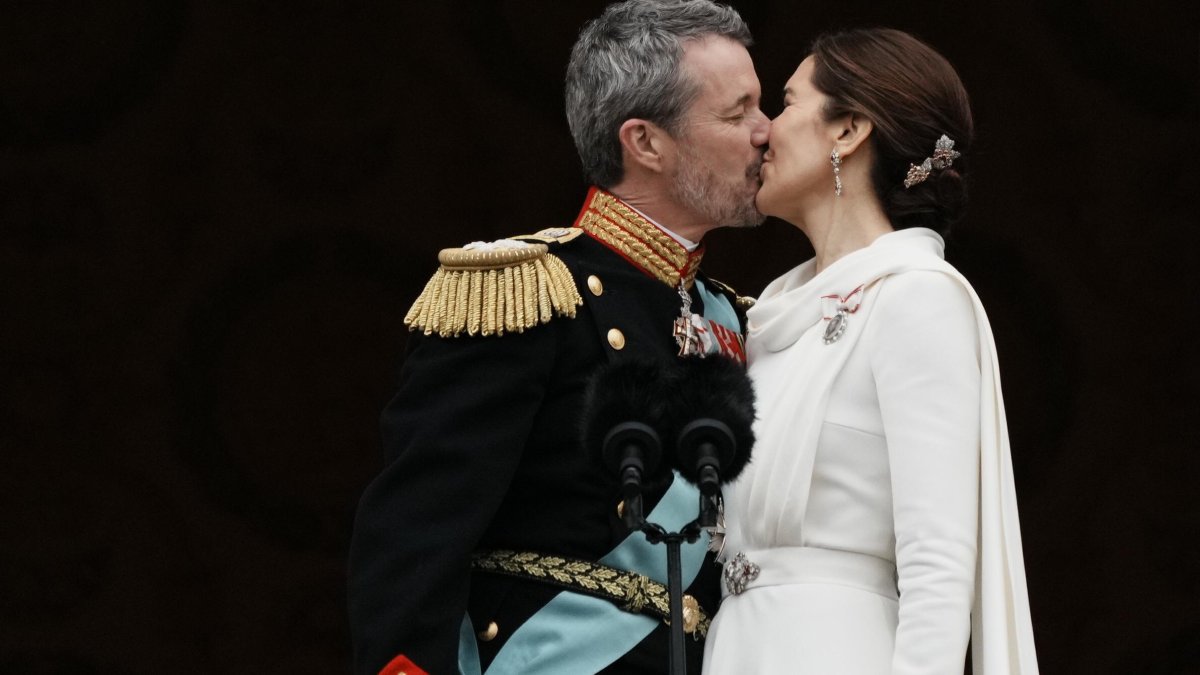 La pareja se dio un beso.