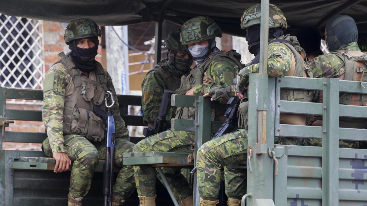 Un grupo de soldados del ejército ecuatoriano fue registrado este domingo, 14 de enero, al patrullar cerca al Centro de Privación de Libertad Zonal No. 8, en Guayaquil.