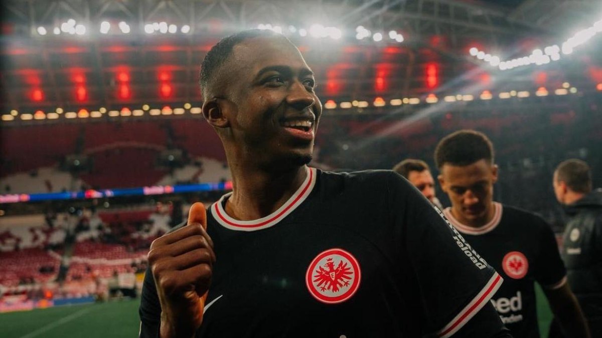 William Pacho volvió al 11 ideal de la fecha en la Bundesliga