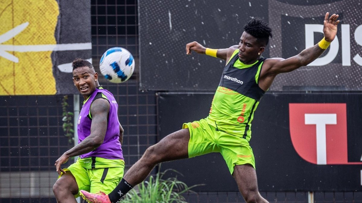 William Vargas (izq) y la camiseta del Barcelona del 2024, tiene contrato por un año.