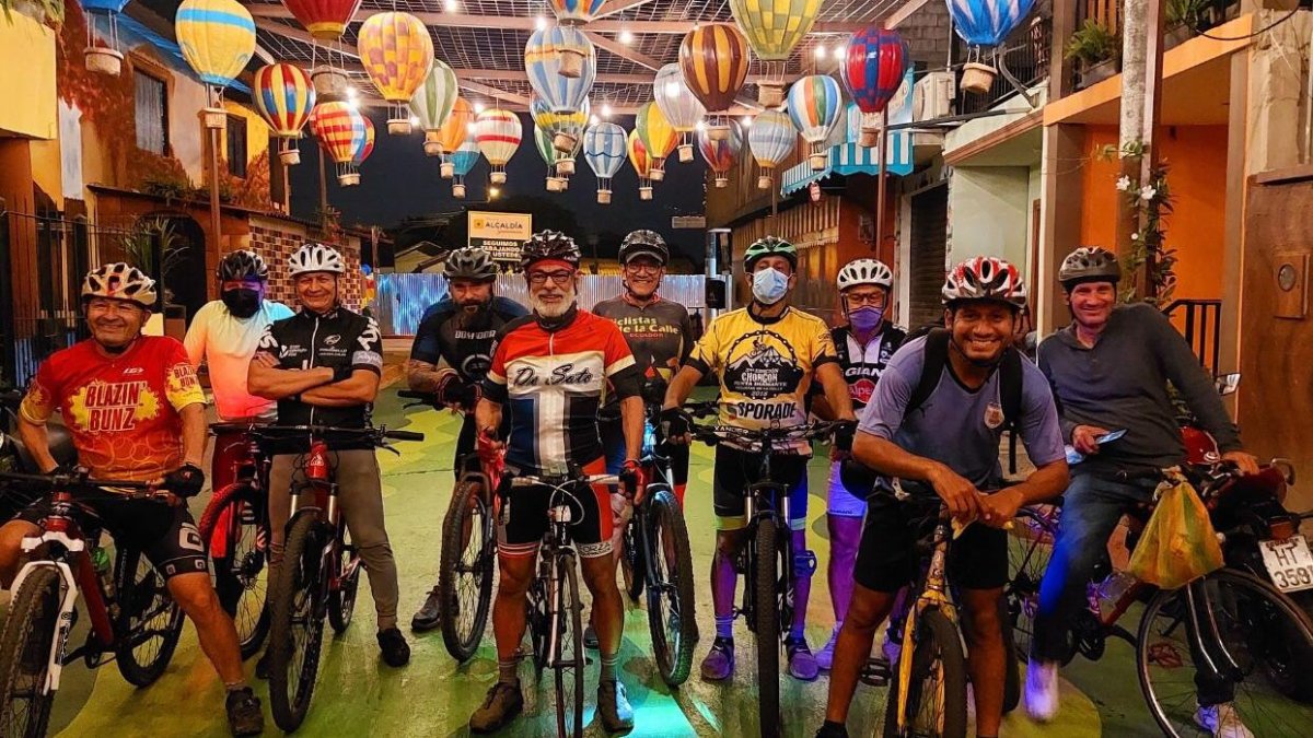 Algunos de los ciclistas del grupo en uno de sus tantos recorridos.