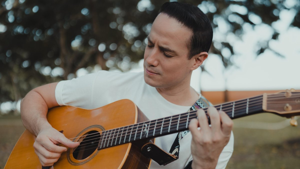 El artista manabita promocona su canción Paz para Ecuador.