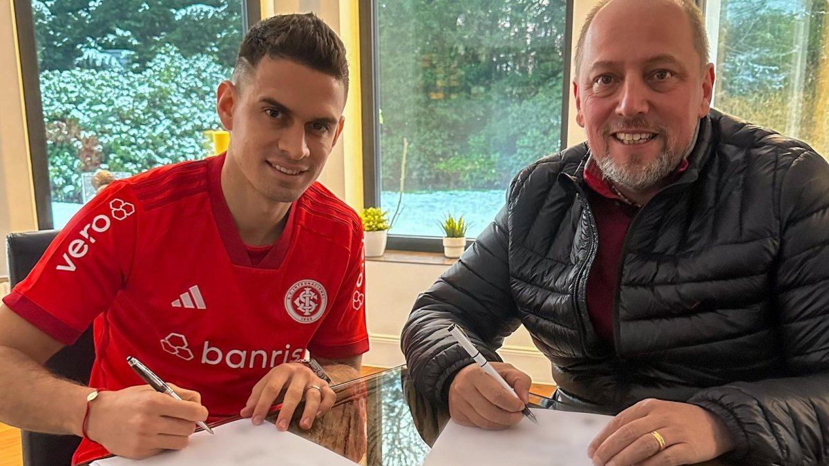 Borré estampa su firma como nuevo jugador del Inter. A su lado, el presidente del club Alessandro Barcellos.