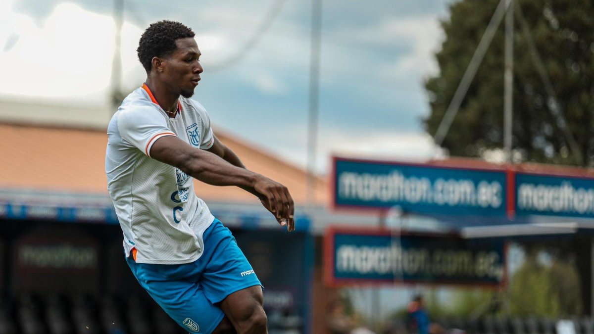 El delantero Justin Cuero, del Oremburgo de Rusia, afina su puntería con la Tricolor.