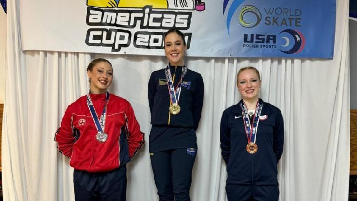 La guayaquileña Samia Alava (c) coronó la categoría absoluta.