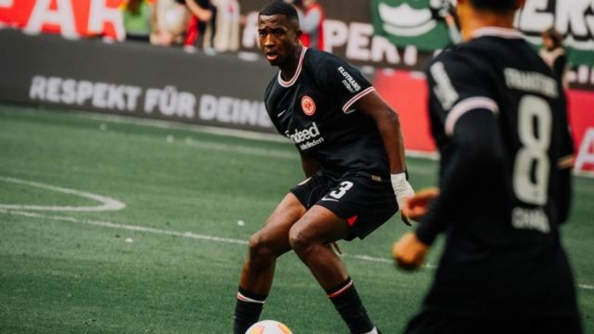 William Pacho es el futolista con más minutos jugados en lo que la Bundesliga