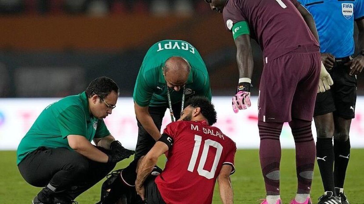 Salah sufrió una lesión en su pierna en un partido de Copa África