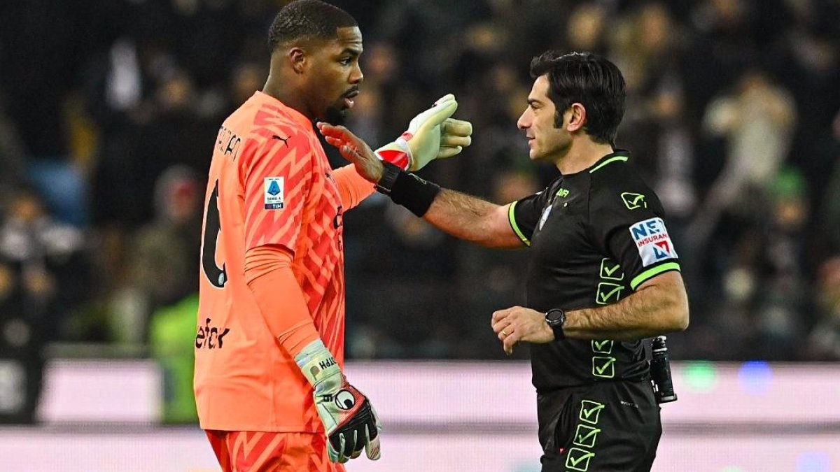 El portero Maignan se molestó y decidió no jugar por unos minutos debido a gritos recistas