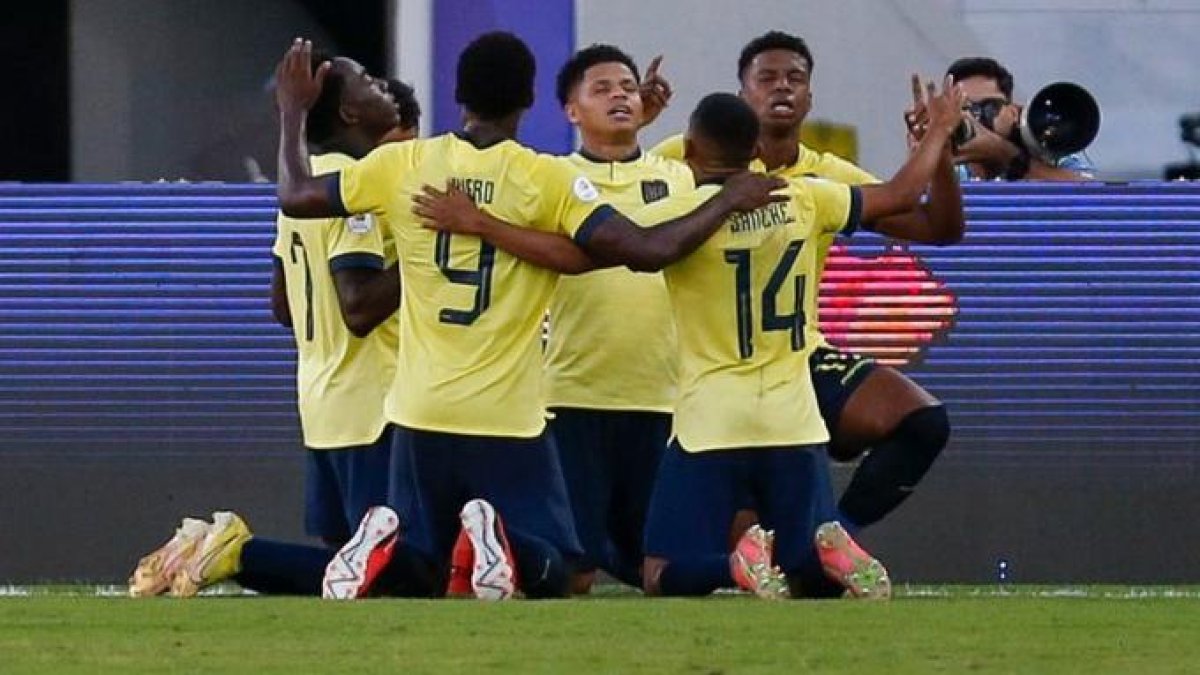 Ecuador goleó a Colombia y es primero en la tabla de ubicaciones